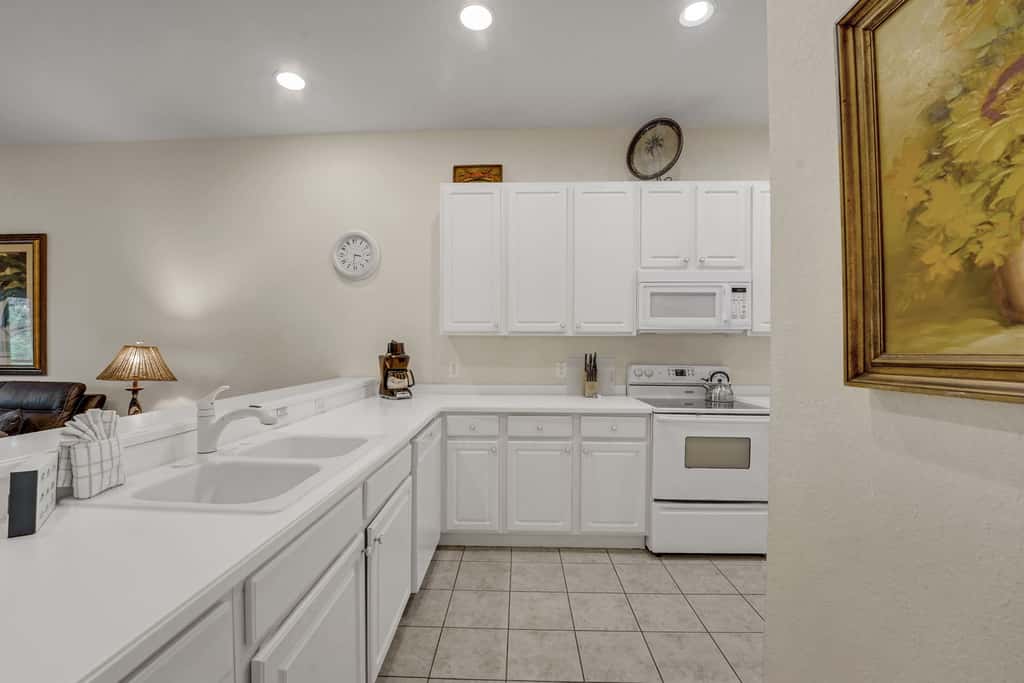 1st floor condo w/ basketball court, near theme parks, restaurant, pools