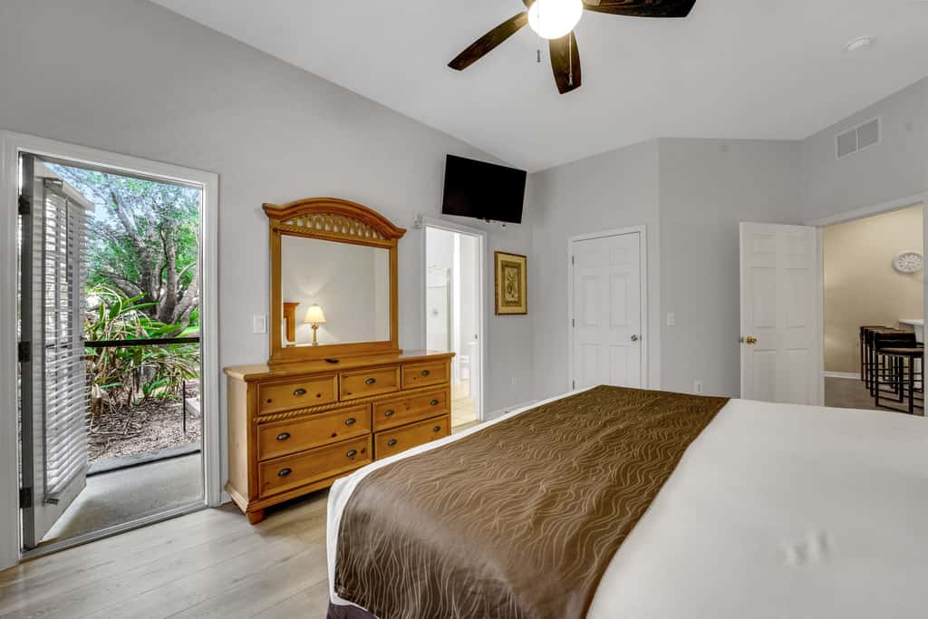1st floor condo w/ basketball court, near theme parks, restaurant, pools