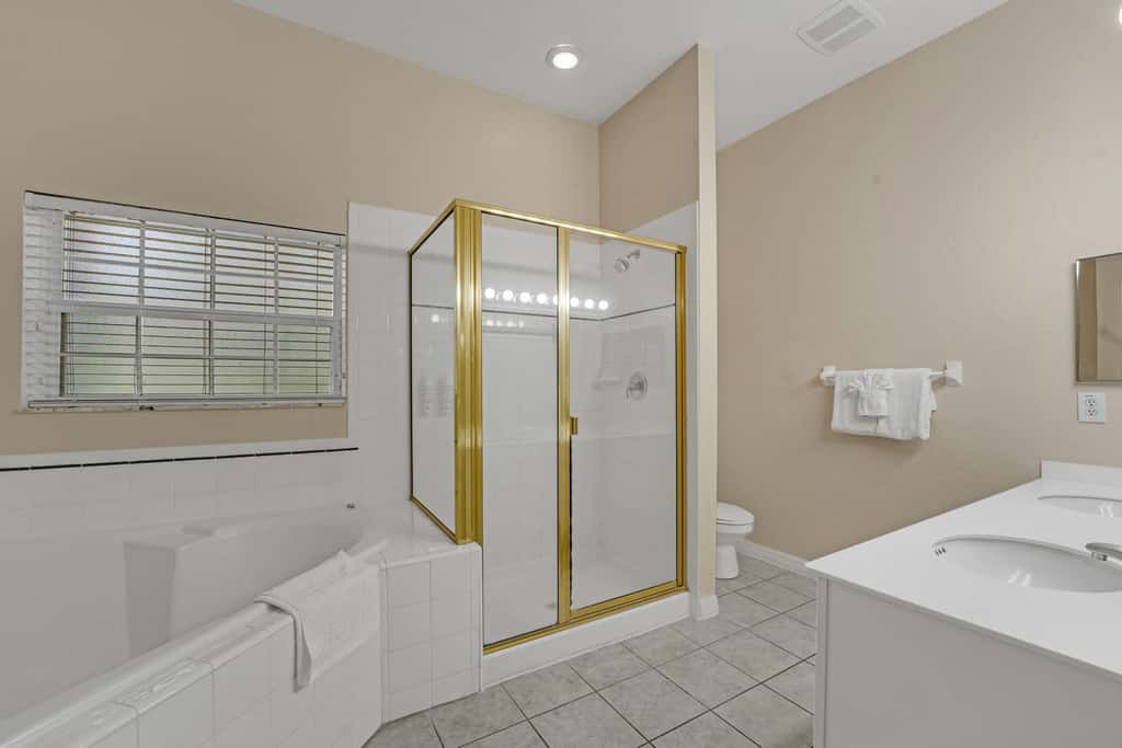1st floor condo w/ basketball court, near theme parks, restaurant, pools