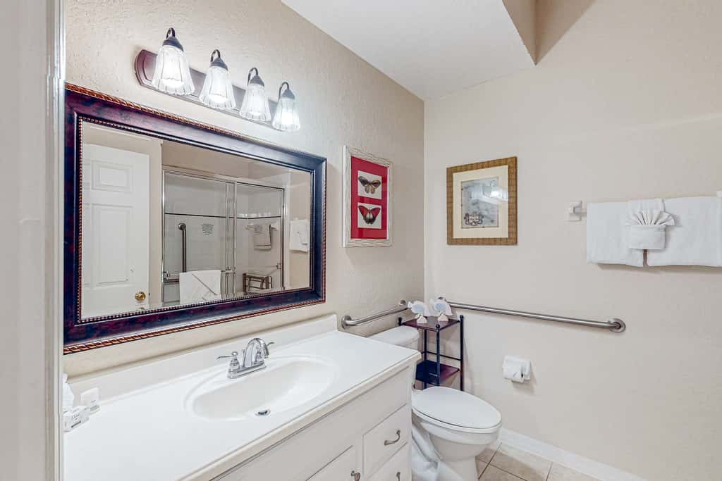 1st-floor condo near theme parks with pools, sauna, gym & on-site dining