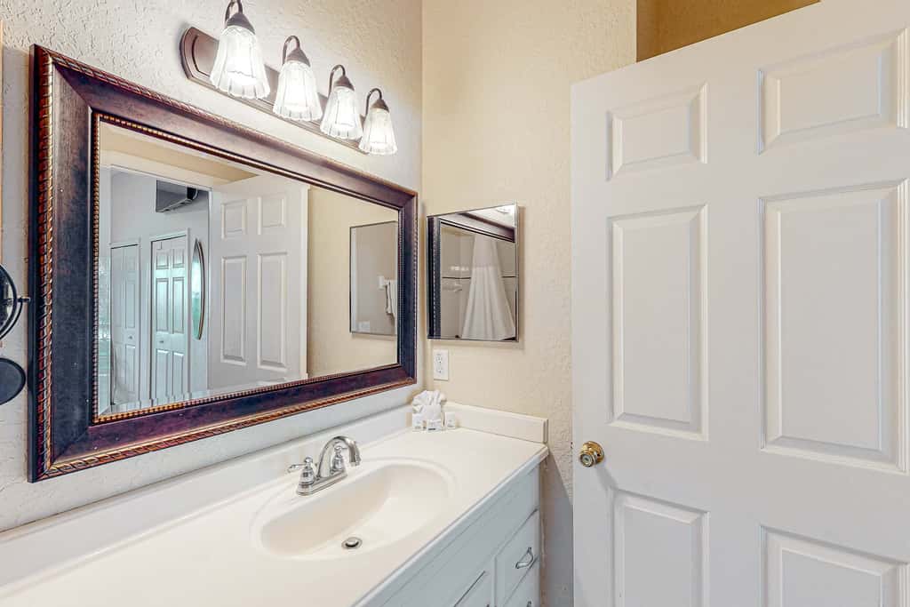 1st-floor condo near theme parks with pools, sauna, gym & on-site dining