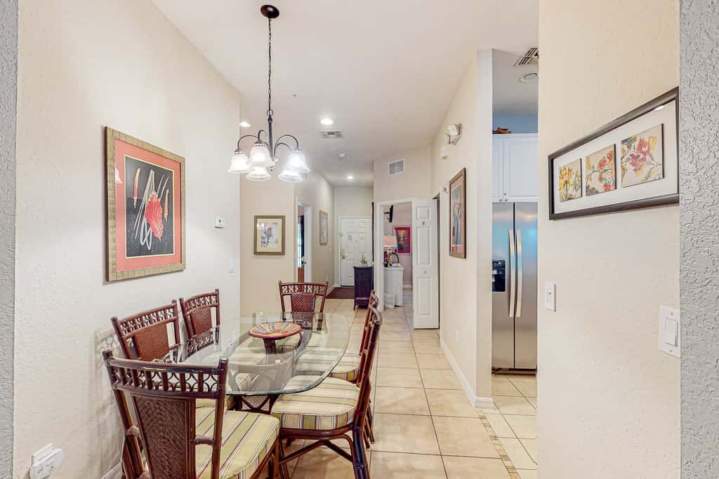1st-floor condo near theme parks with pools, sauna, gym & on-site dining