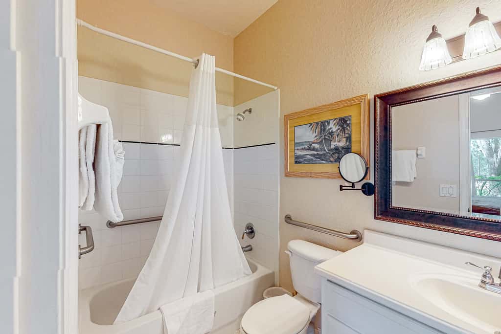 1st-floor condo near theme parks with pools, sauna, gym & on-site dining