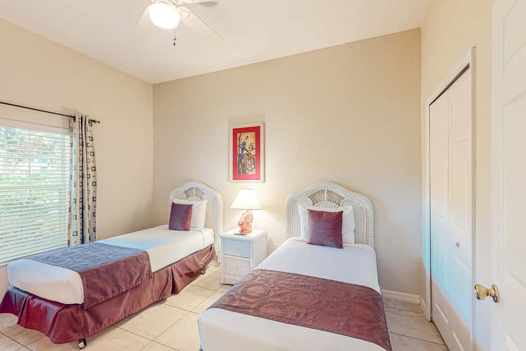 1st-floor condo near theme parks with pools, sauna, gym & on-site dining