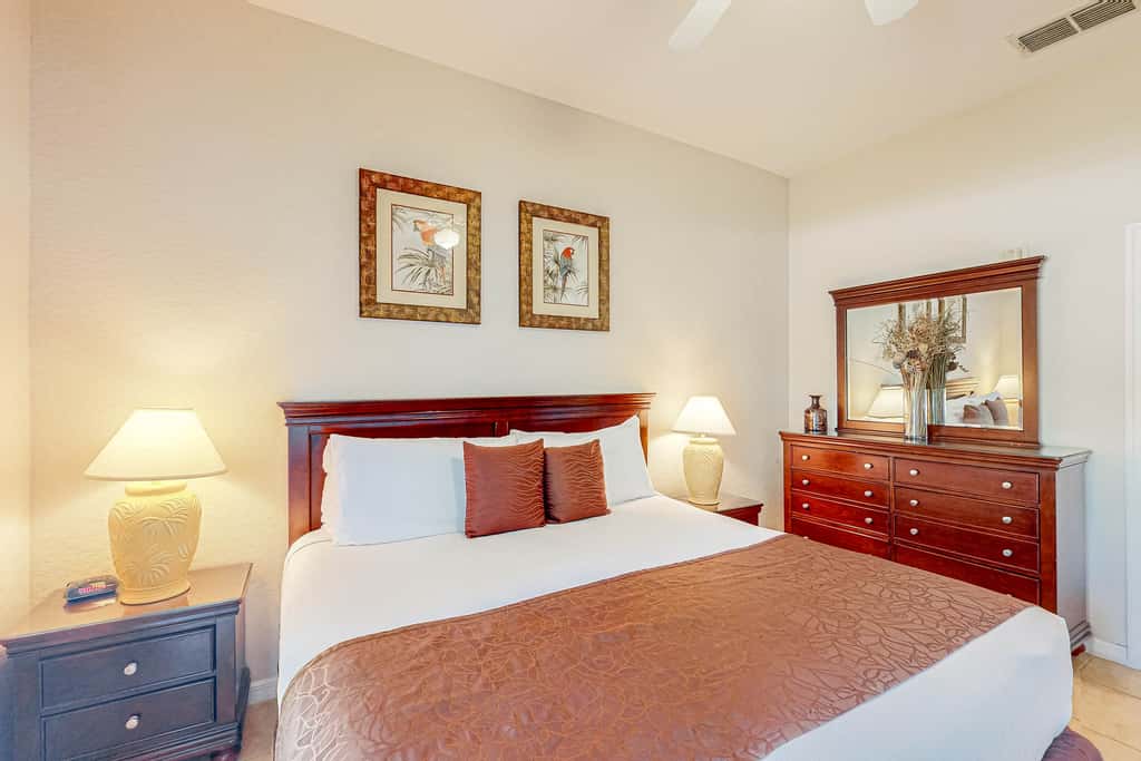 1st-floor condo near theme parks with pools, sauna, gym & on-site dining
