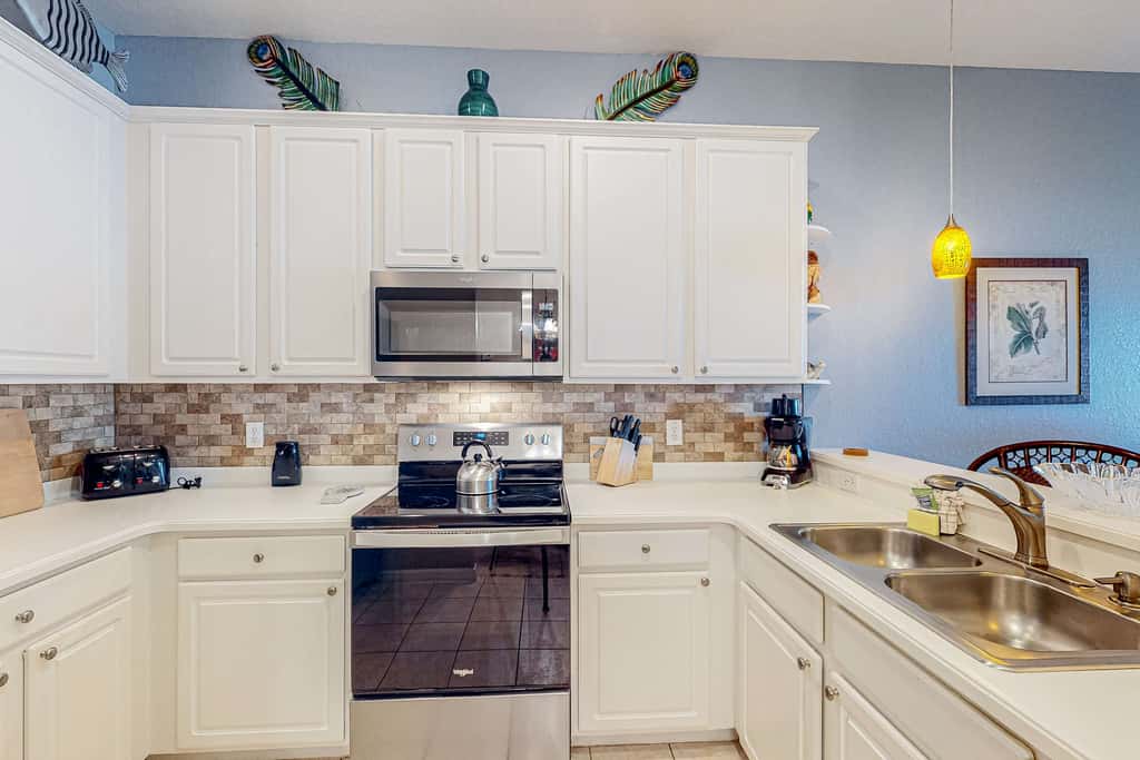 1st-floor condo near theme parks with pools, sauna, gym & on-site dining