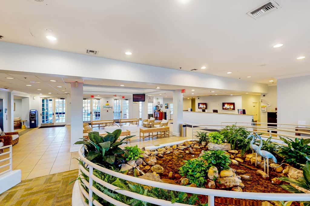 1st-floor condo near theme parks with pools, sauna, gym & on-site dining