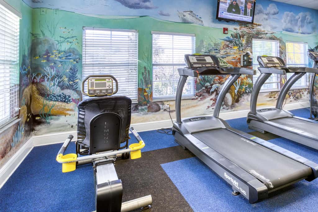 1st-floor condo near theme parks with pools, sauna, gym & on-site dining