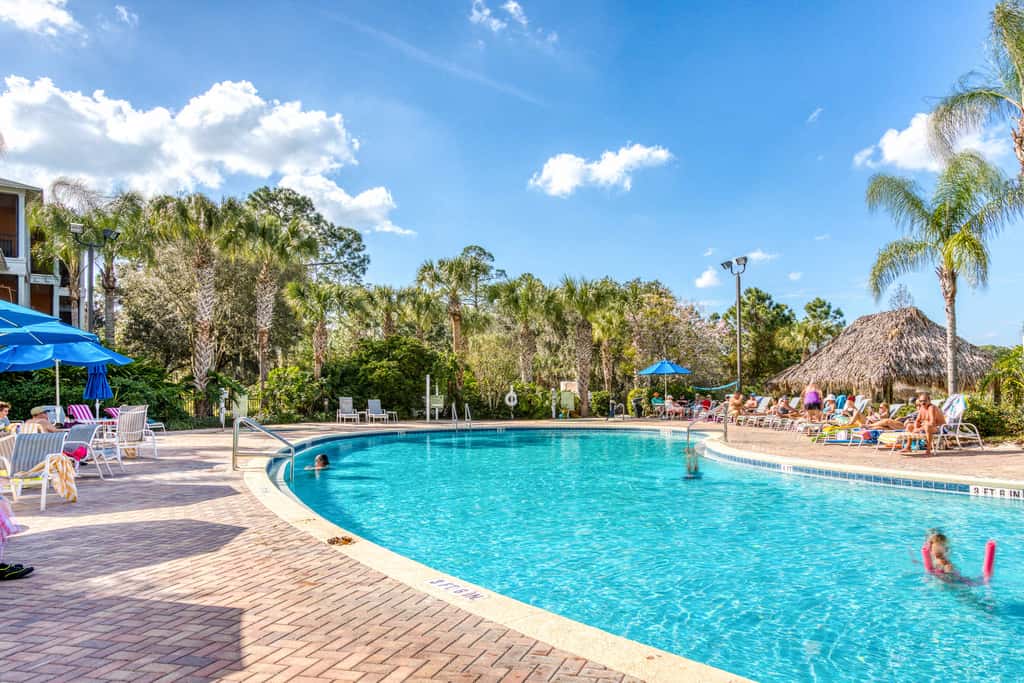 Lovely Condo with Balcony & Shared Gym, Pool, and Sauna