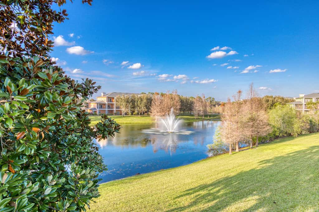 Lovely Condo with Balcony & Shared Gym, Pool, and Sauna