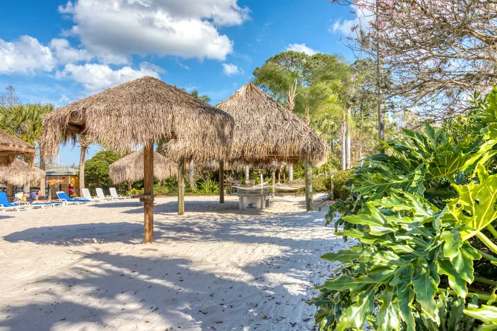 Lovely Condo with Balcony & Shared Gym, Pool, and Sauna