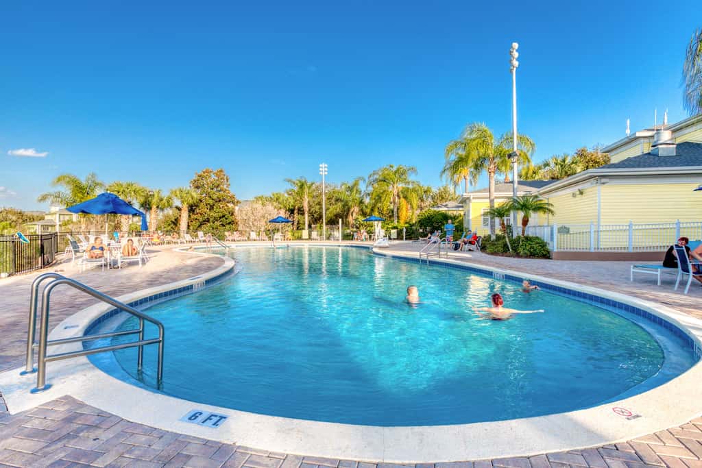 Lovely Condo with Balcony & Shared Gym, Pool, and Sauna