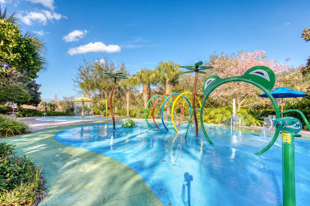 Lovely Condo with Balcony & Shared Gym, Pool, and Sauna