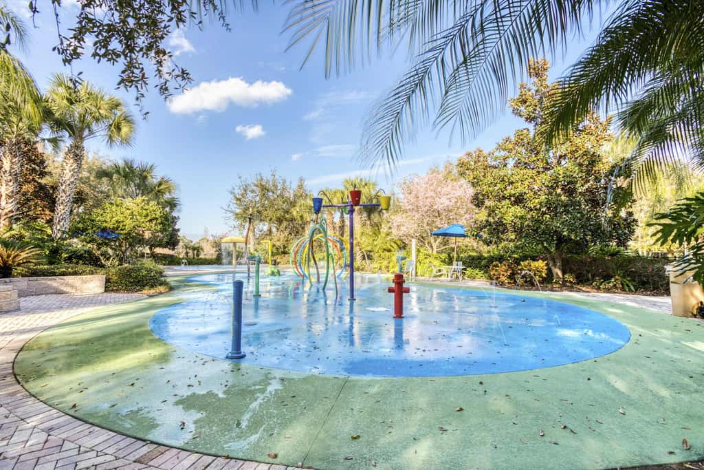 Lovely Condo with Balcony & Shared Gym, Pool, and Sauna