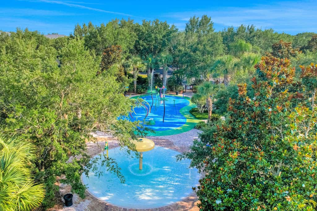 Lovely Condo with Balcony & Shared Gym, Pool, and Sauna