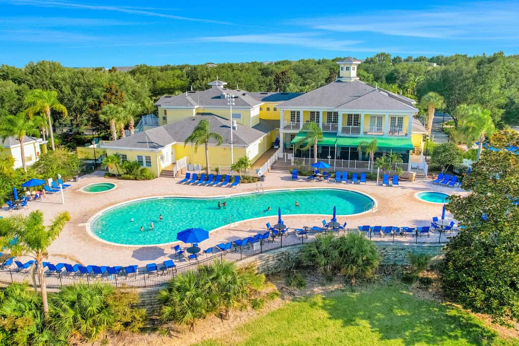 Lovely Condo with Balcony & Shared Gym, Pool, and Sauna