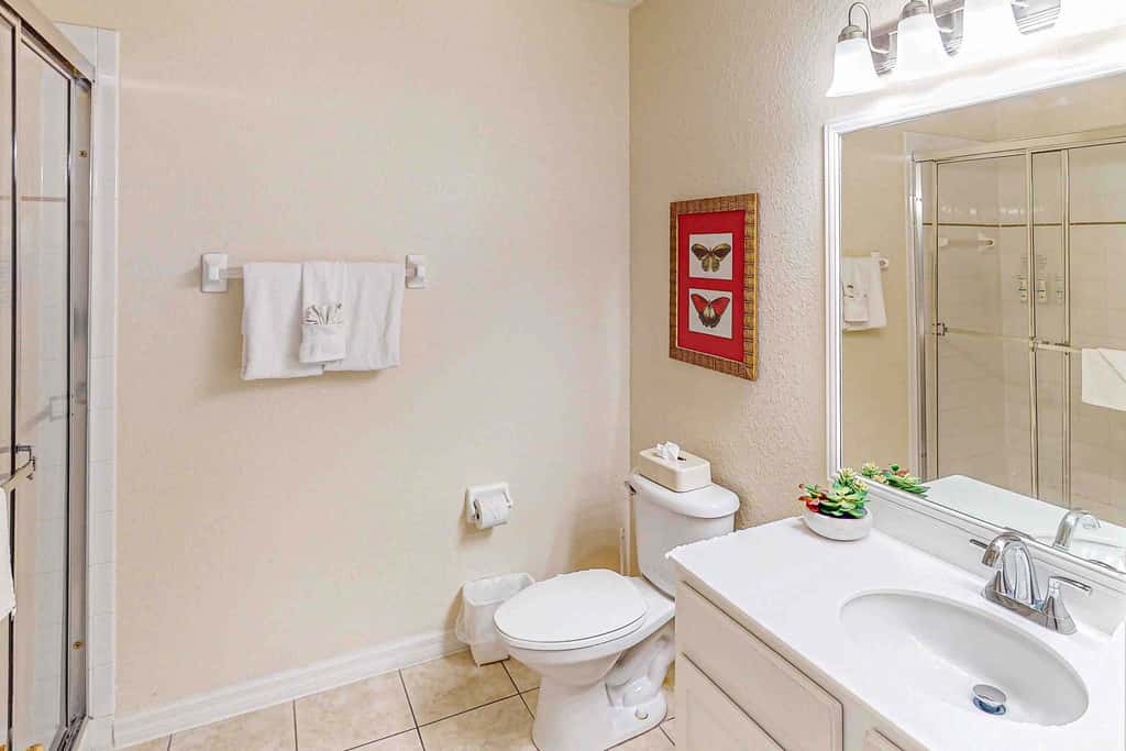 Lovely Condo with Balcony & Shared Gym, Pool, and Sauna