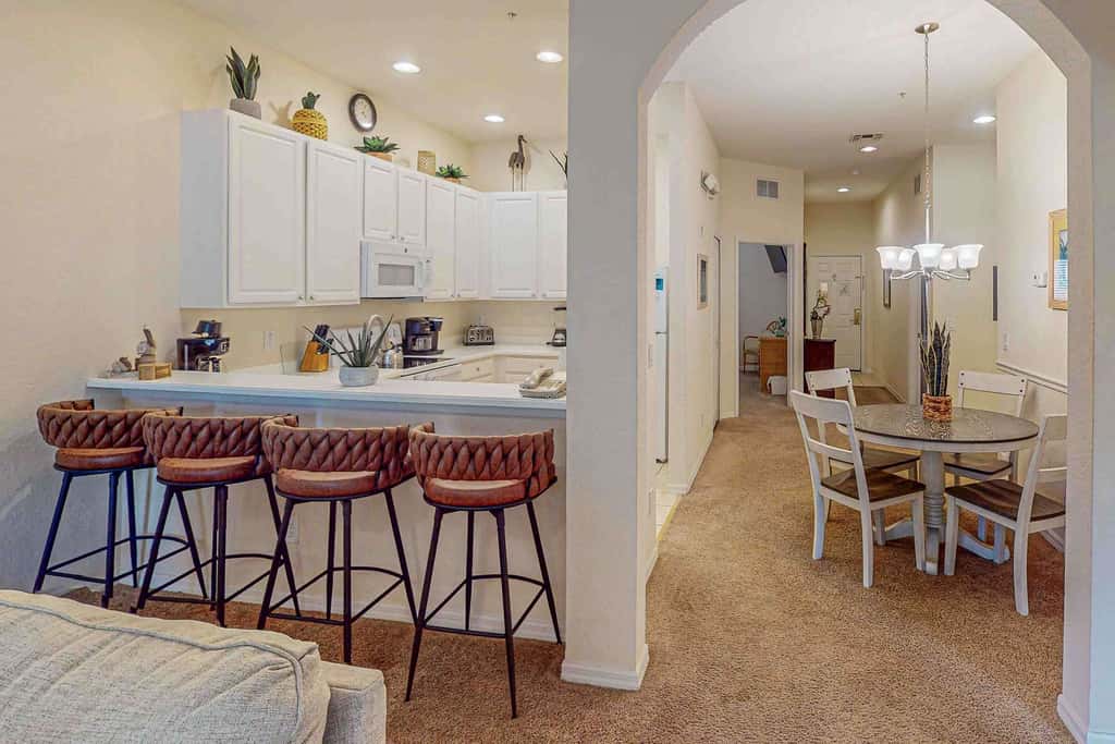 Lovely Condo with Balcony & Shared Gym, Pool, and Sauna