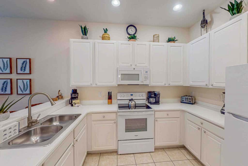 Lovely Condo with Balcony & Shared Gym, Pool, and Sauna