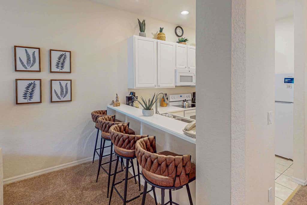 Lovely Condo with Balcony & Shared Gym, Pool, and Sauna