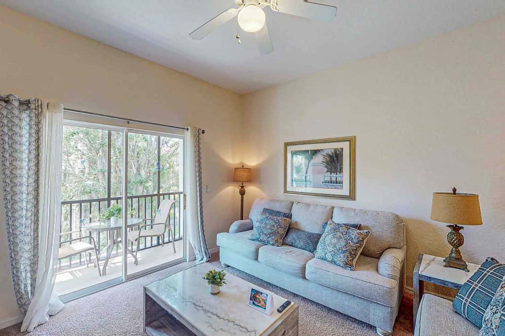 Lovely Condo with Balcony & Shared Gym, Pool, and Sauna