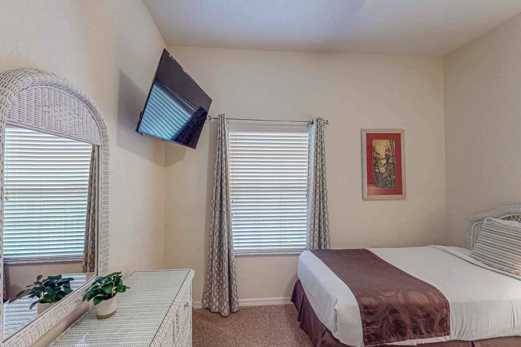 Lovely Condo with Balcony & Shared Gym, Pool, and Sauna