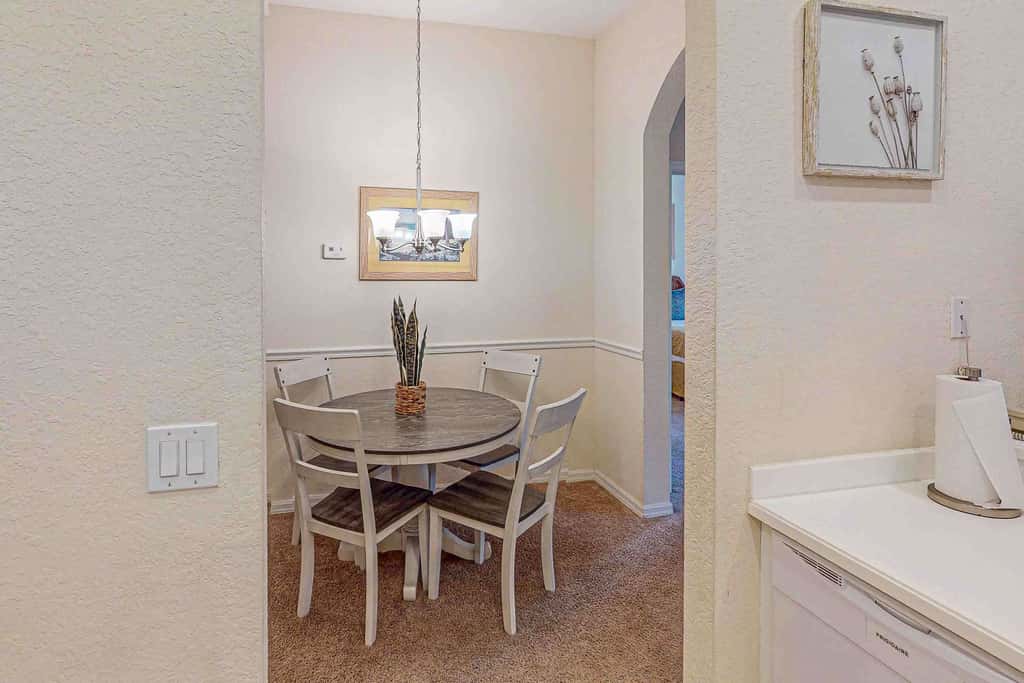 Lovely Condo with Balcony & Shared Gym, Pool, and Sauna