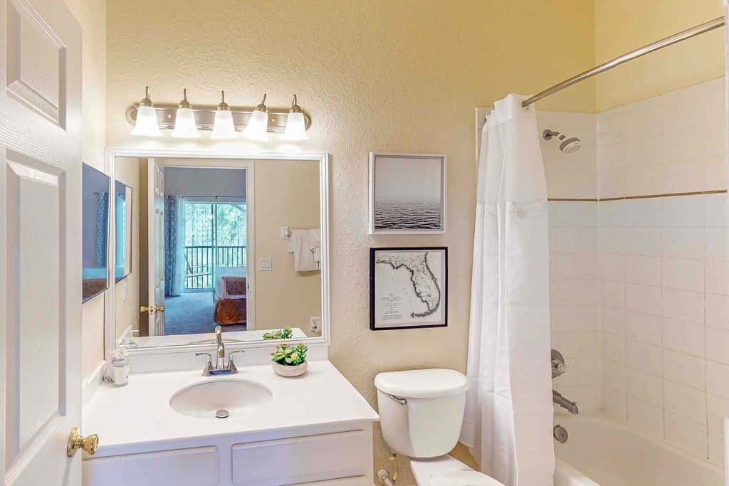 Lovely Condo with Balcony & Shared Gym, Pool, and Sauna