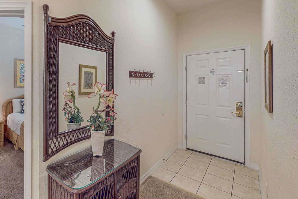 Lovely Condo with Balcony & Shared Gym, Pool, and Sauna