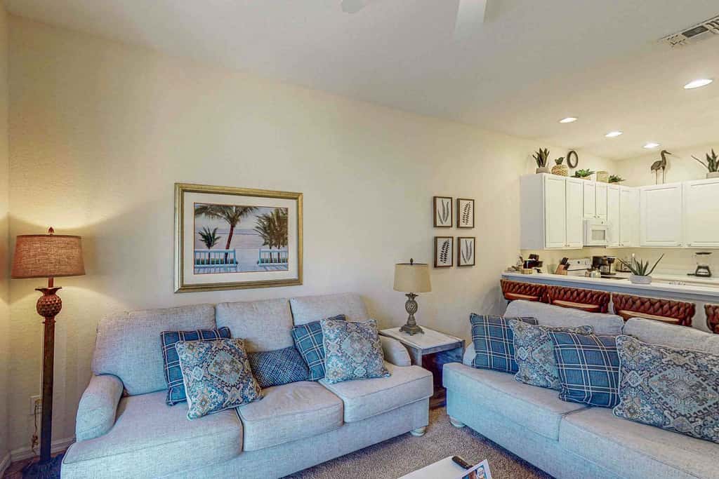 Lovely Condo with Balcony & Shared Gym, Pool, and Sauna