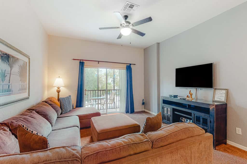 2nd floor condo near theme parks, restaurant, gym, shared pools, tennis court