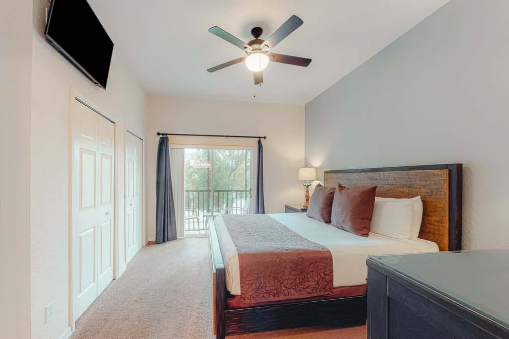 2nd floor condo near theme parks, restaurant, gym, shared pools, tennis court