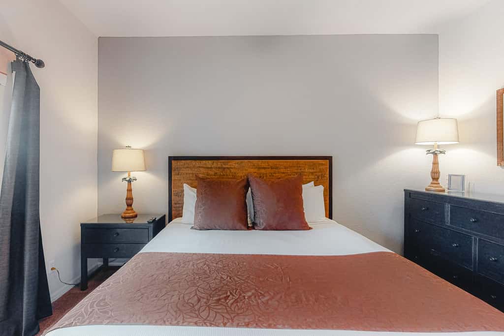 2nd floor condo near theme parks, restaurant, gym, shared pools, tennis court