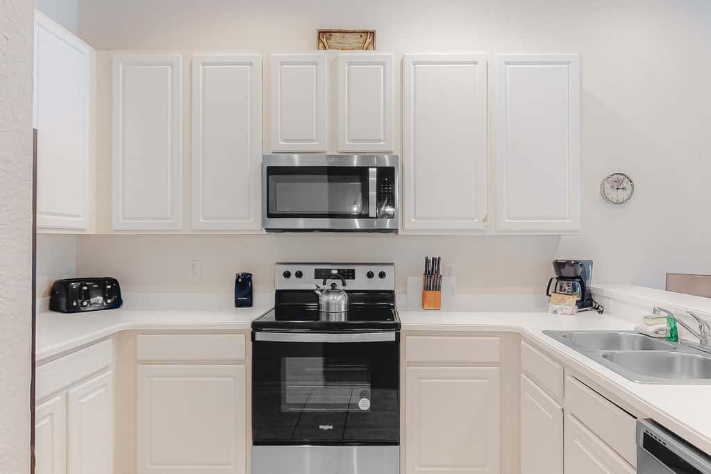 2nd floor condo near theme parks, restaurant, gym, shared pools, tennis court
