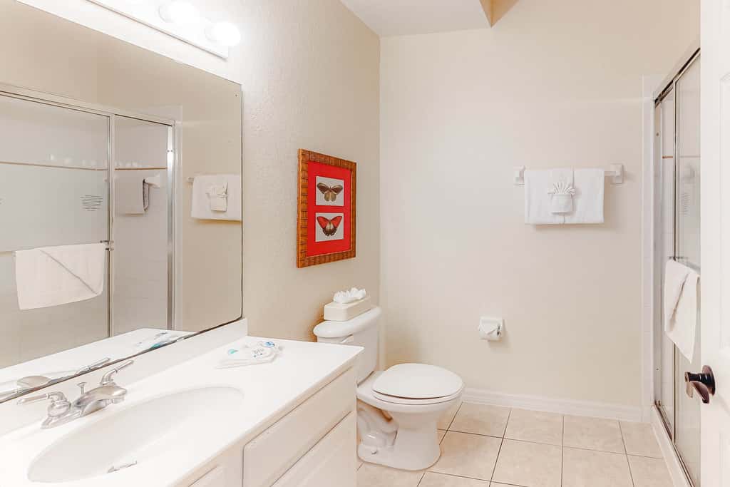 2nd floor condo near theme parks, restaurant, gym, shared pools, tennis court