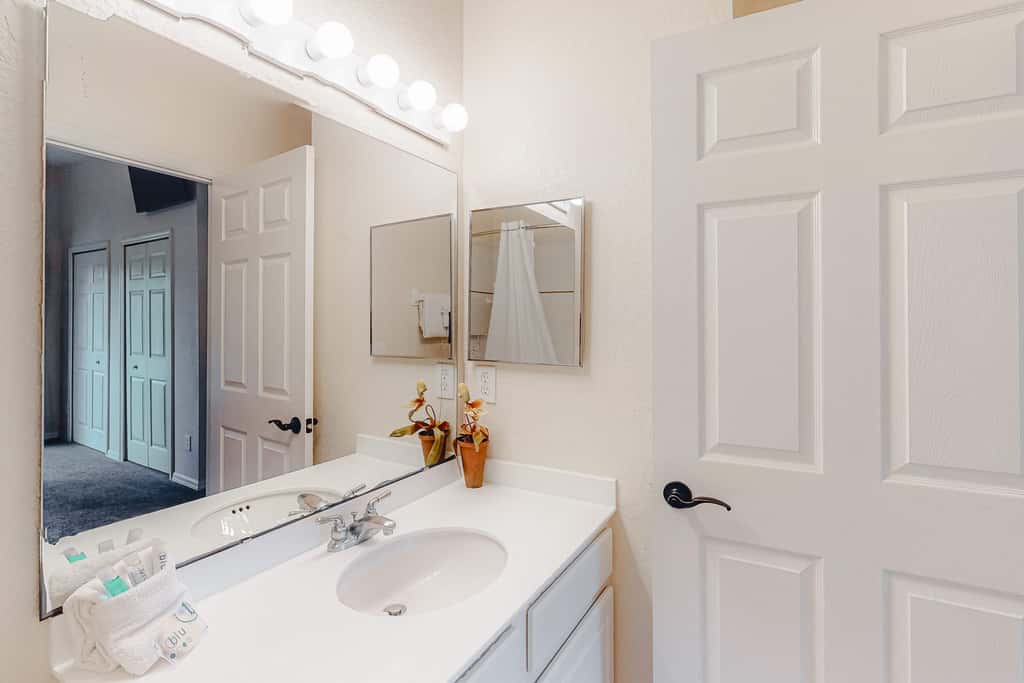 2nd floor condo near theme parks, restaurant, gym, shared pools, tennis court