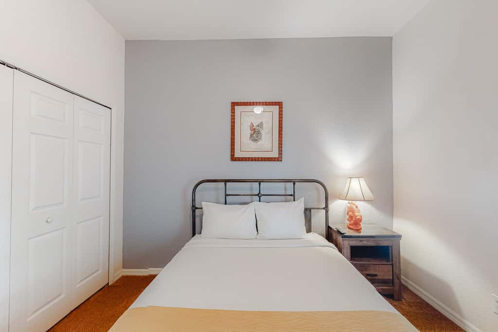 2nd floor condo near theme parks, restaurant, gym, shared pools, tennis court