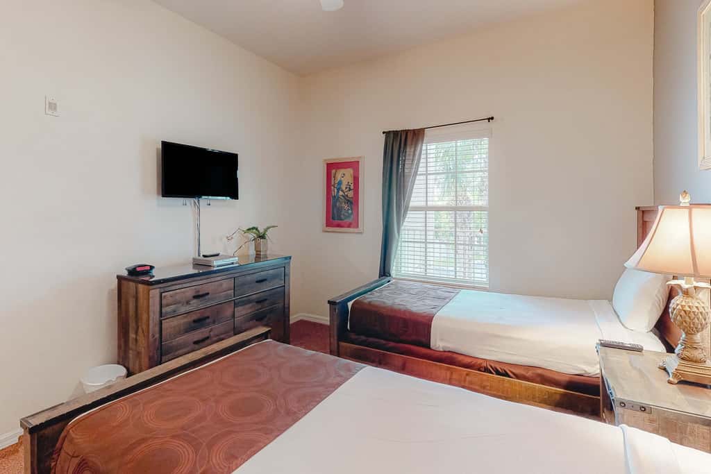 2nd floor condo near theme parks, restaurant, gym, shared pools, tennis court