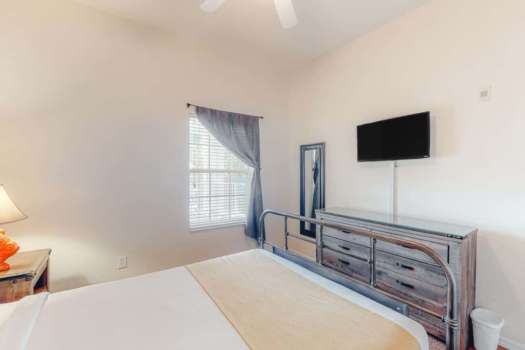 2nd floor condo near theme parks, restaurant, gym, shared pools, tennis court