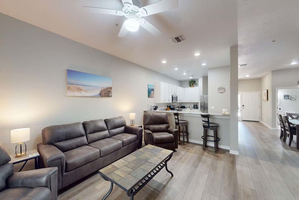 1st floor condo w/ gym, tennis court, sauna, patio, restaurant, near theme parks
