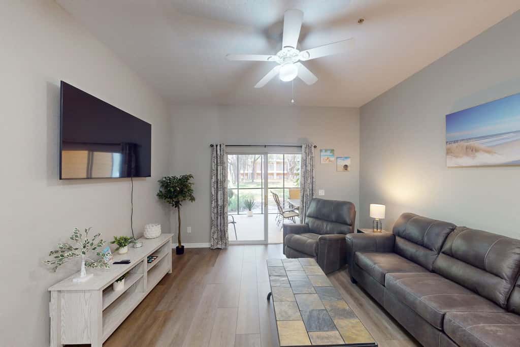 1st floor condo w/ gym, tennis court, sauna, patio, restaurant, near theme parks