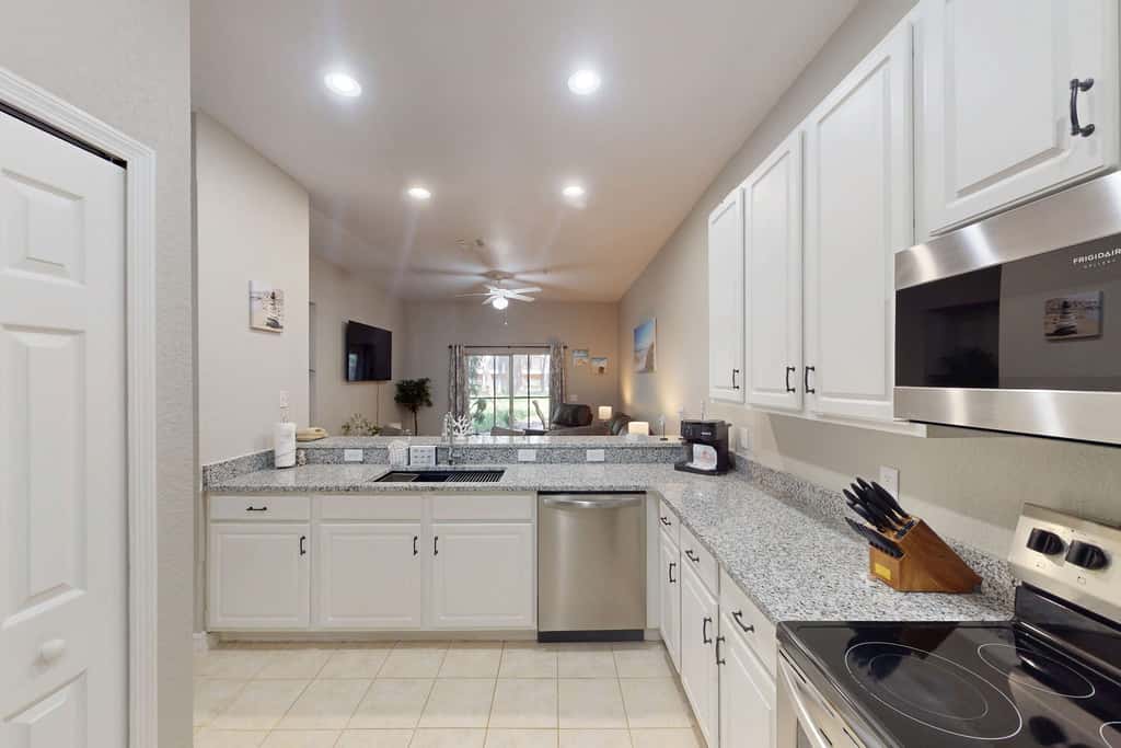 1st floor condo w/ gym, tennis court, sauna, patio, restaurant, near theme parks