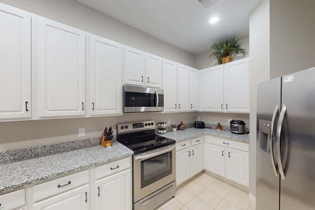 1st floor condo w/ gym, tennis court, sauna, patio, restaurant, near theme parks