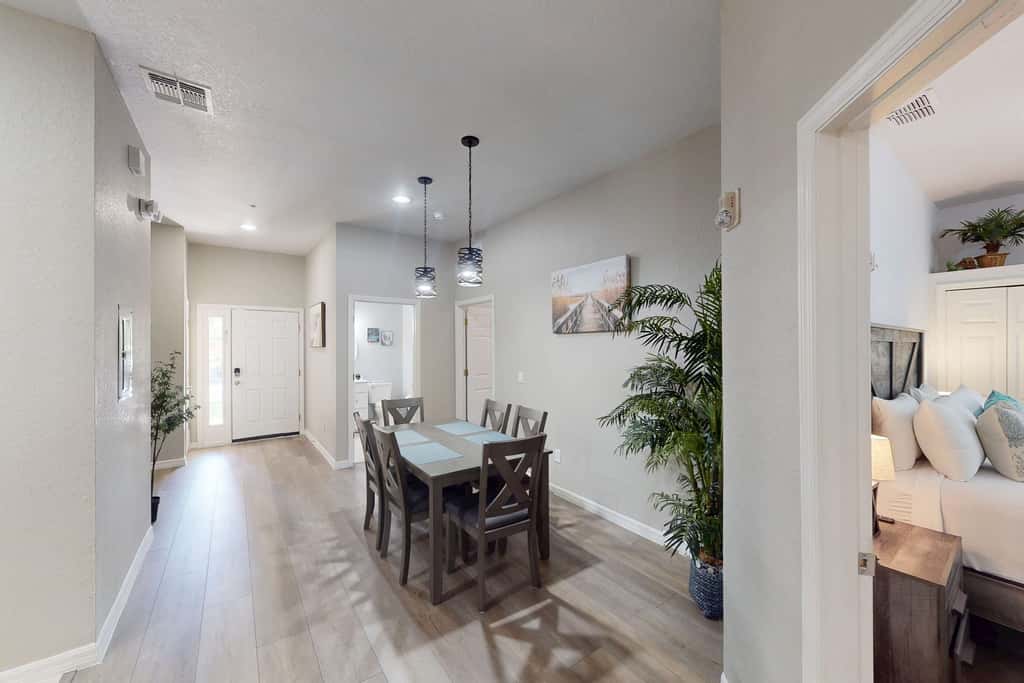 1st floor condo w/ gym, tennis court, sauna, patio, restaurant, near theme parks