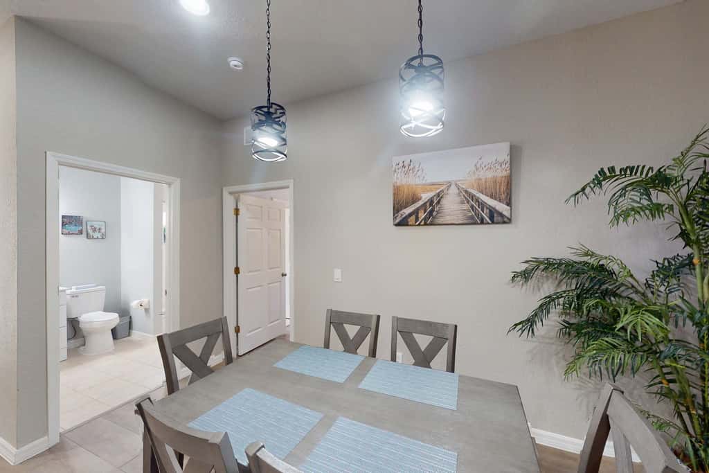 1st floor condo w/ gym, tennis court, sauna, patio, restaurant, near theme parks
