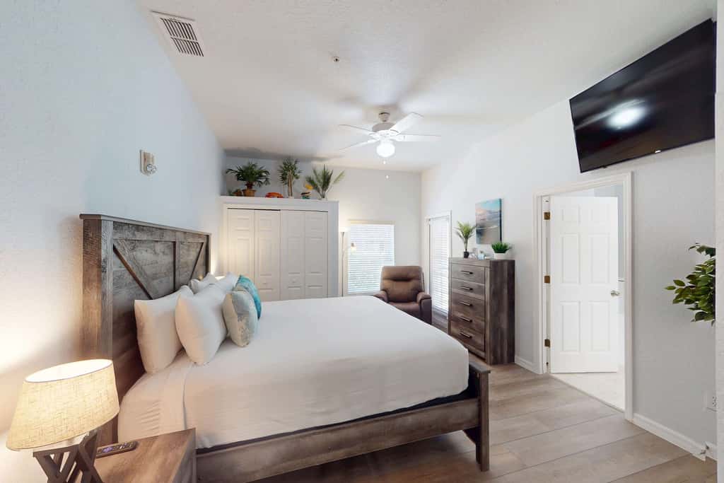 1st floor condo w/ gym, tennis court, sauna, patio, restaurant, near theme parks