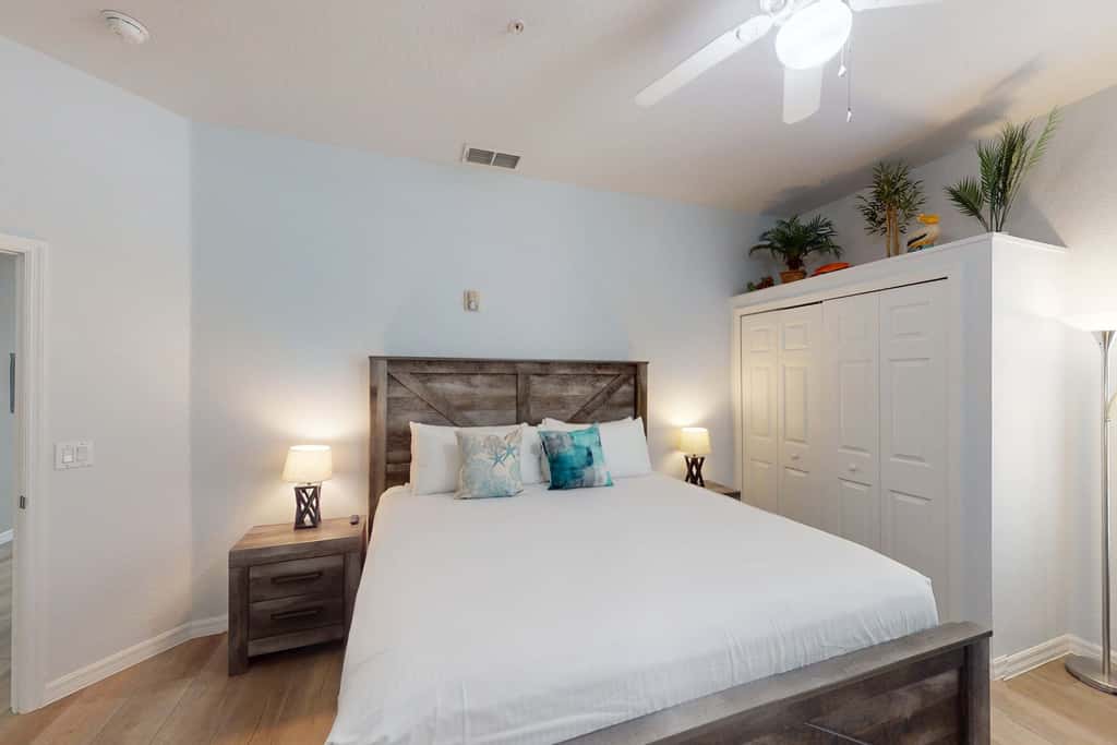 1st floor condo w/ gym, tennis court, sauna, patio, restaurant, near theme parks
