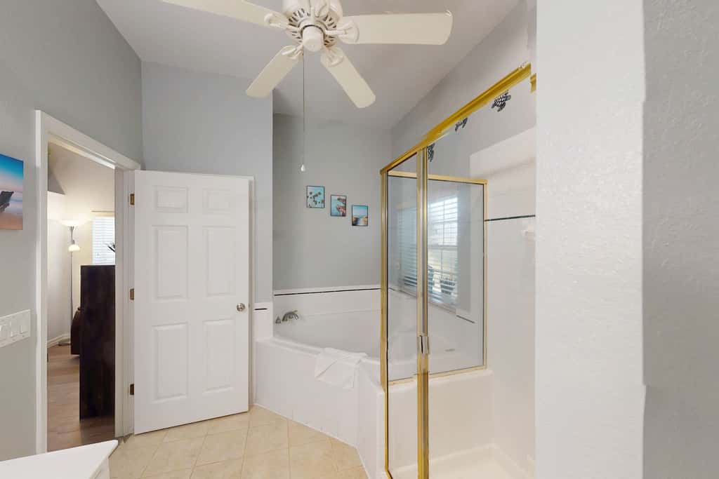 1st floor condo w/ gym, tennis court, sauna, patio, restaurant, near theme parks