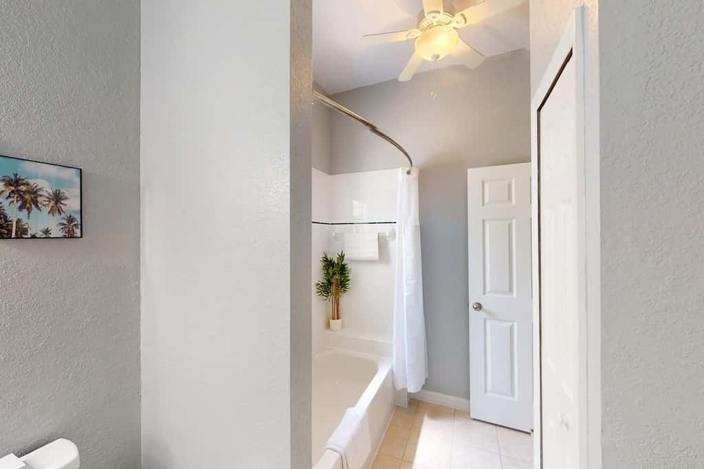 1st floor condo w/ gym, tennis court, sauna, patio, restaurant, near theme parks