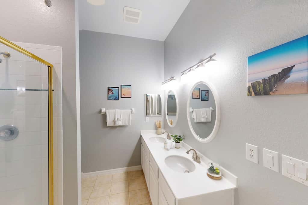 1st floor condo w/ gym, tennis court, sauna, patio, restaurant, near theme parks